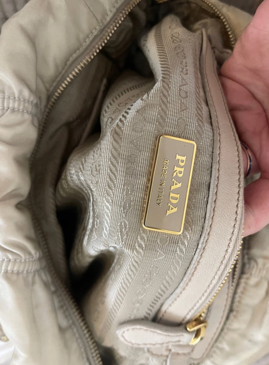Prada waffle handbag / sac prada en gaufres vintage authentique