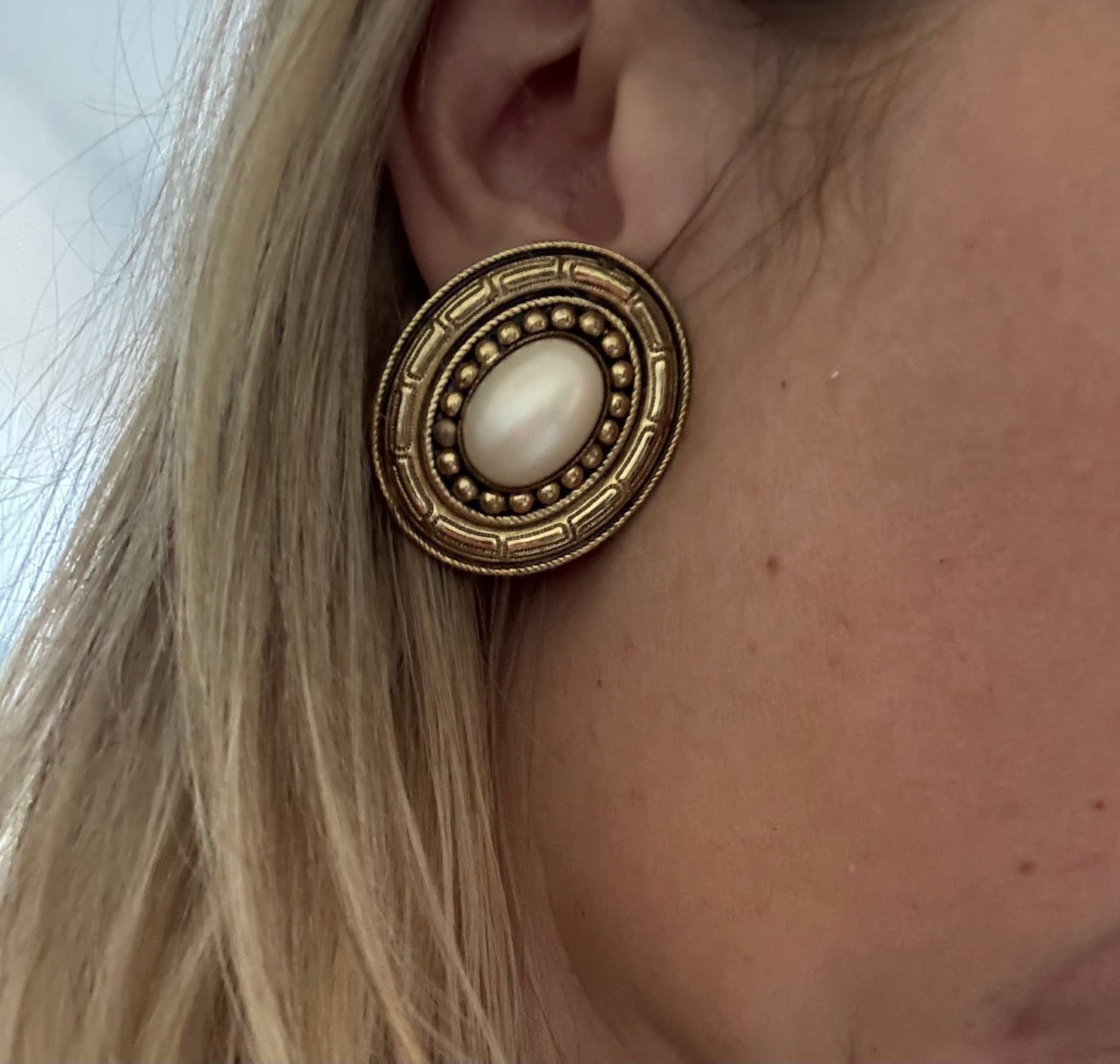 Clips d’oreilles vintage dorées cabochon blanc – Années 70/80