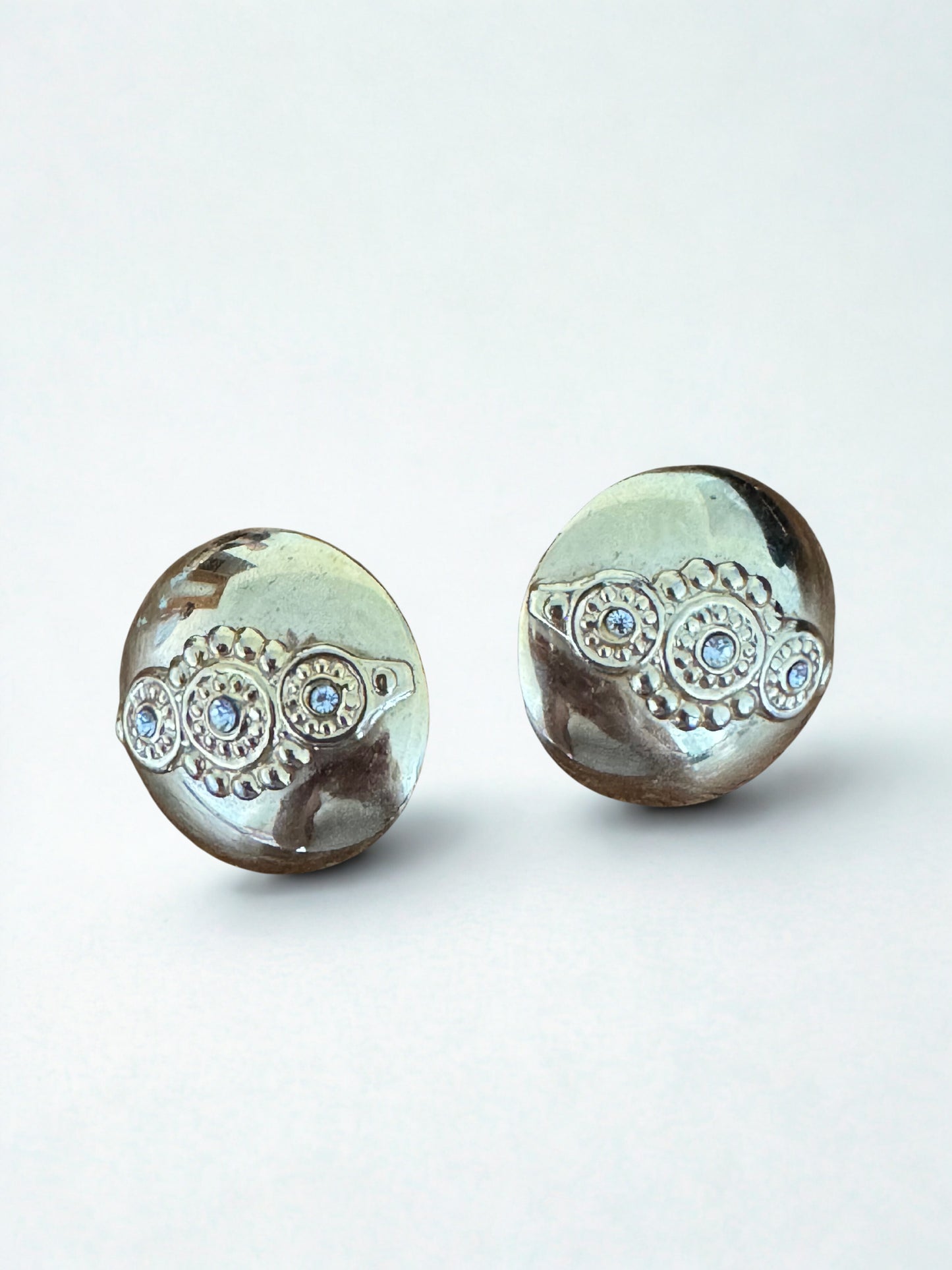 Clips d’oreilles vintage argentés – Strass bleu clair – Années 80