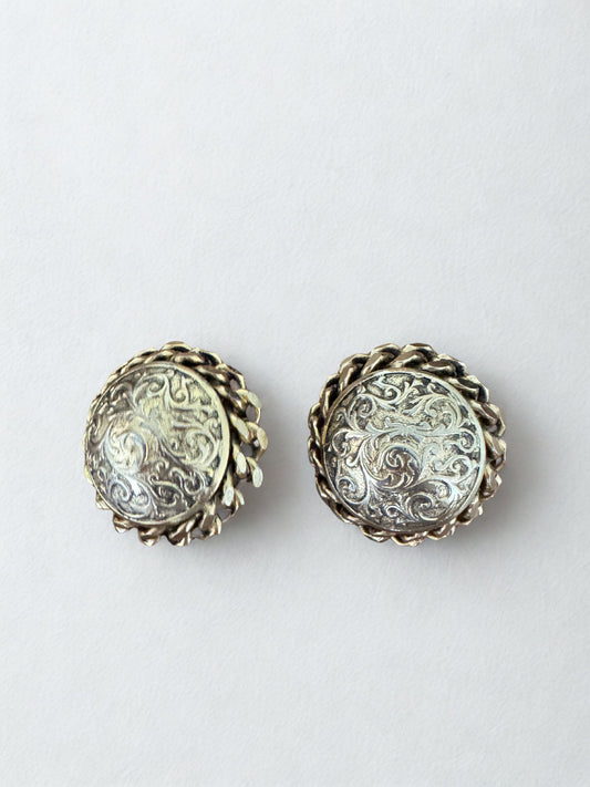 Clips d’oreilles vintage argent vieilli – Motif floral gravé – Années 70/80