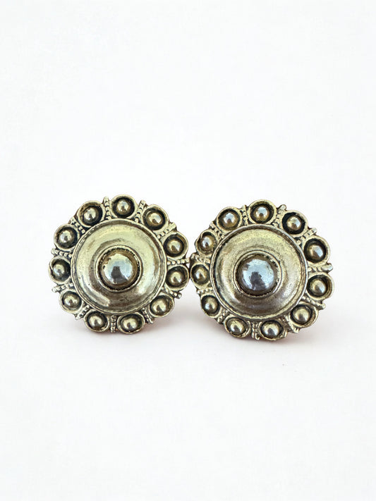 Clips d’oreilles vintage argent vieilli – Motif perlé circulaire – Années 70/80