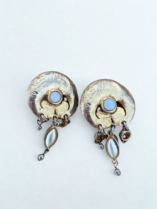 Clips d’oreilles pendants vintage – Doré vieilli & perles – Années 70/80